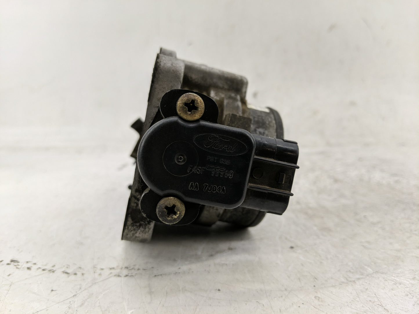 2004 Ford Expedition Throttle Body P/N:F4SF 9B989 Fits Fits 2000 2001 2002 2003 OEM Used Auto Parts - Oemusedautoparts1.com
