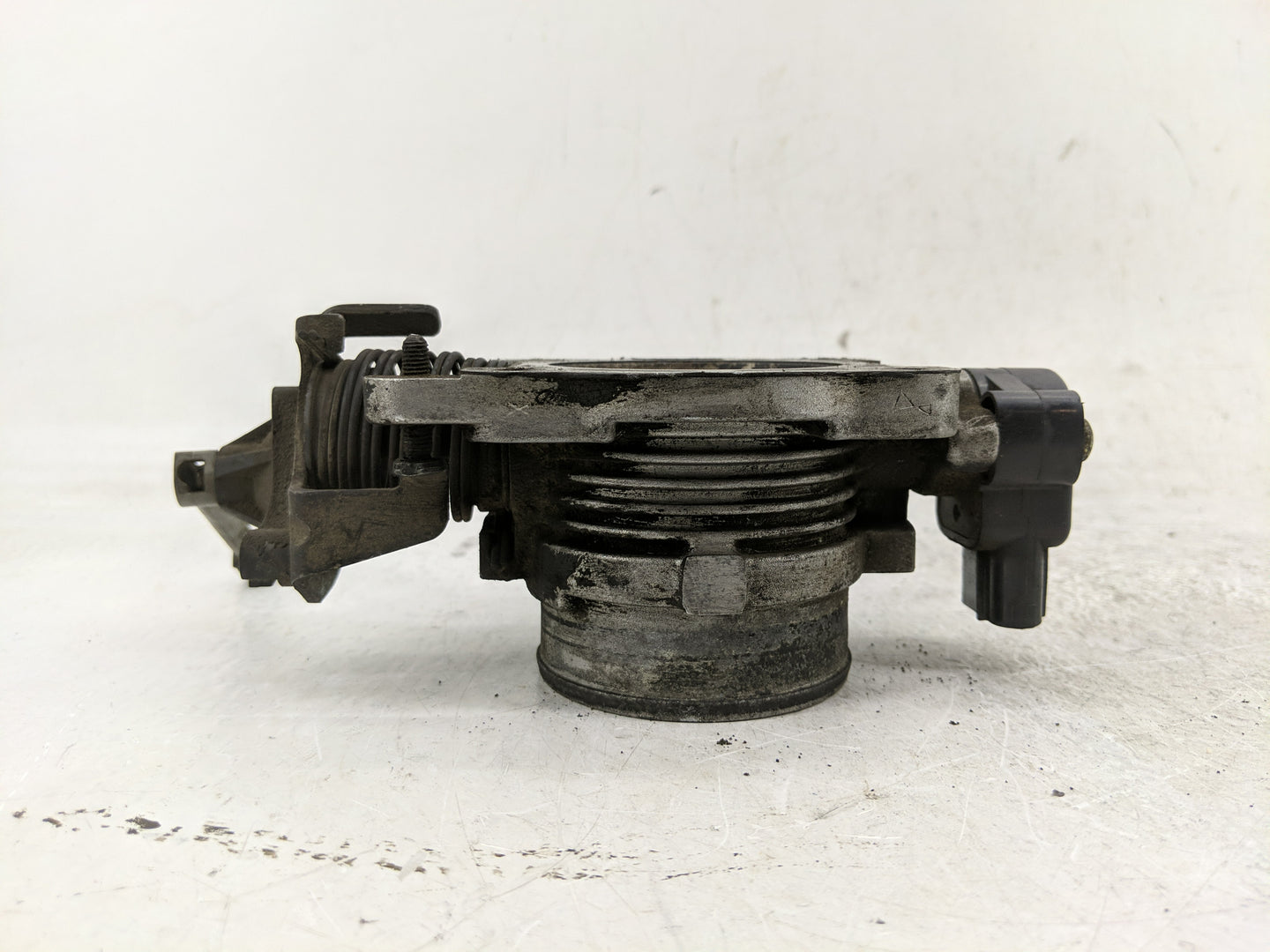 2004 Ford Expedition Throttle Body P/N:F4SF 9B989 Fits Fits 2000 2001 2002 2003 OEM Used Auto Parts - Oemusedautoparts1.com