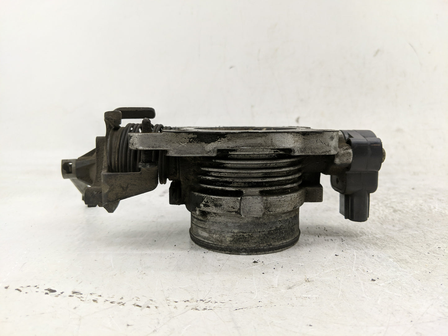 2004 Ford Expedition Throttle Body P/N:F4SF 9B989 Fits Fits 2000 2001 2002 2003 OEM Used Auto Parts - Oemusedautoparts1.com