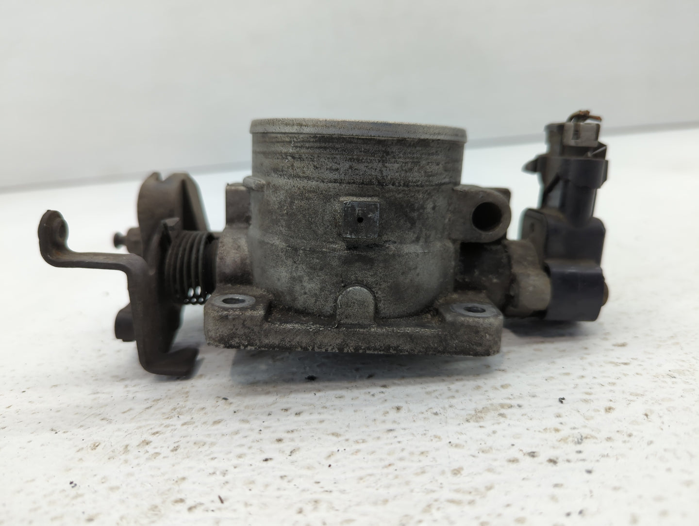 2004 Ford Expedition Throttle Body P/N:F4SF 9B989 Fits Fits 2000 2001 2002 2003 OEM Used Auto Parts - Oemusedautoparts1.com