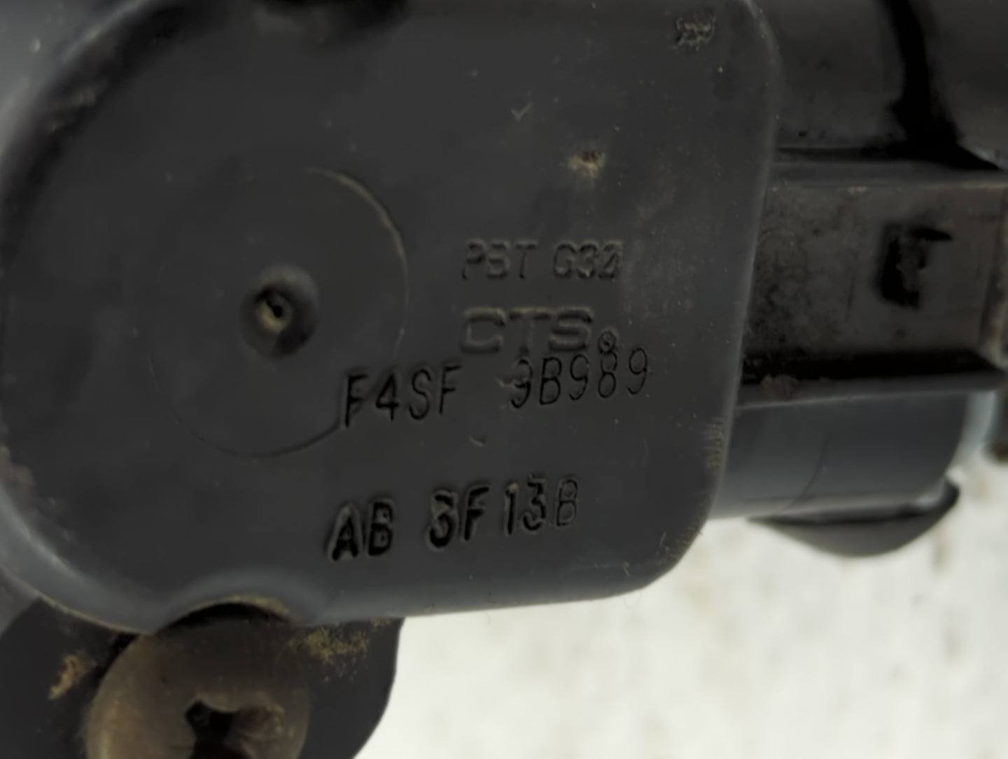 2004 Ford Expedition Throttle Body P/N:F4SF 9B989 Fits Fits 2000 2001 2002 2003 OEM Used Auto Parts - Oemusedautoparts1.com