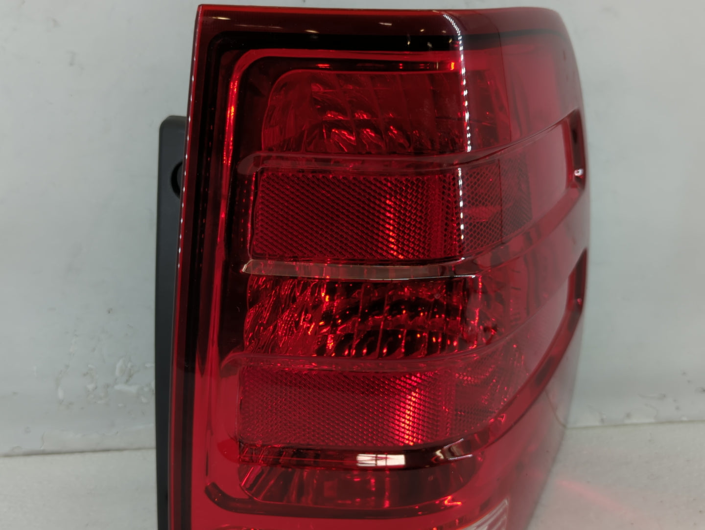 2003-2006 Ford Expedition Tail Light Assembly Passenger Right OEM P/N:2L1X-13B504-A Fits Fits 2003 2004 2005 2006 OEM Used A