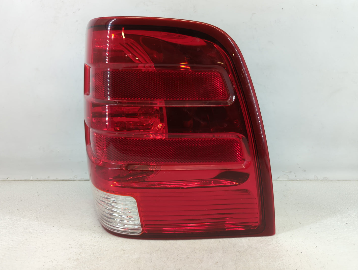 2003-2006 Ford Expedition Tail Light Assembly Passenger Right OEM P/N:2L1X-13B504-A Fits Fits 2003 2004 2005 2006 OEM Used A