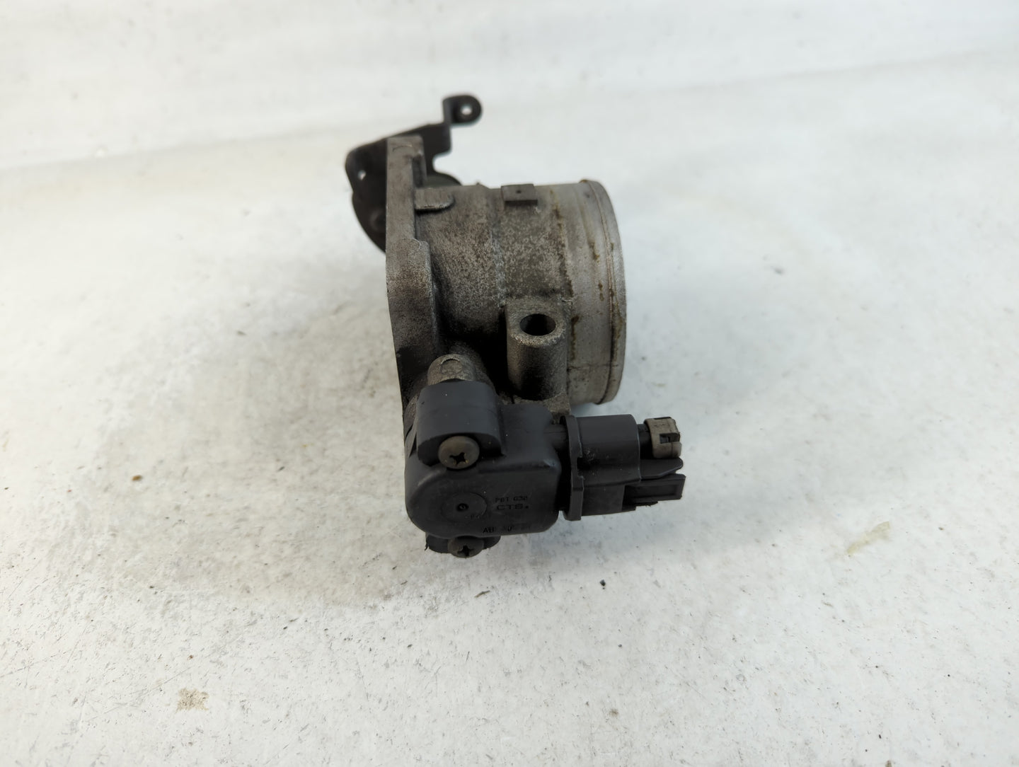 2004 Ford Expedition Throttle Body P/N:032102 3 2L1U-CA Fits Fits 2000 2001 2002 2003 OEM Used Auto Parts - Oemusedautoparts