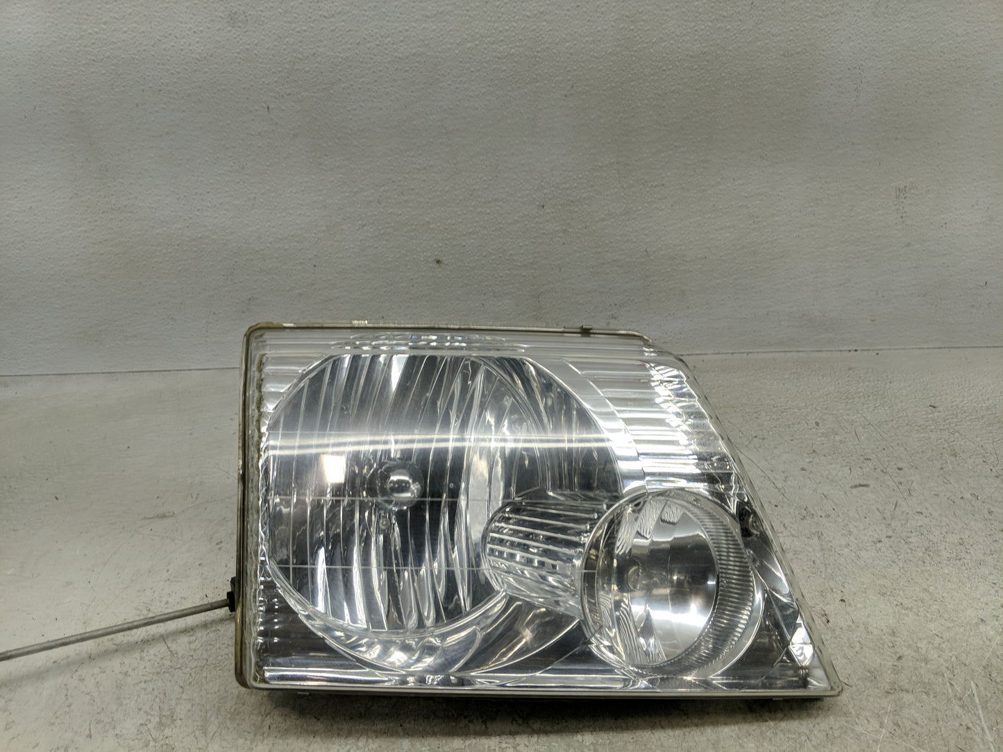 2002-2005 Ford Explorer Passenger Right Oem Head Light Headlight Lamp - Oemusedautoparts1.com