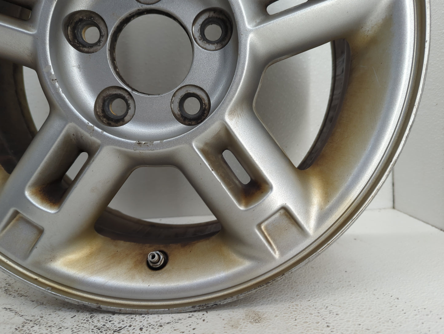 2004-2005 Ford Explorer Oem Wheel Rim 1088438 - Oemusedautoparts1.com