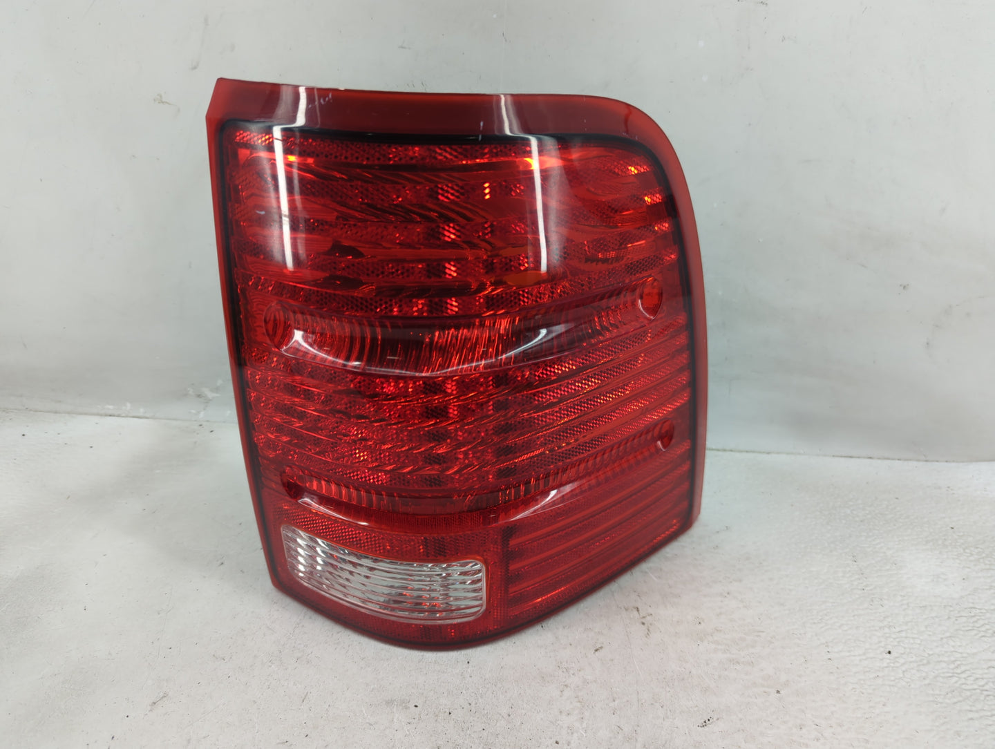 2002-2005 Ford Explorer Tail Light Assembly Passenger Right OEM P/N:1L2X-13B504-B Fits Fits 2002 2003 2004 2005 OEM Used Aut