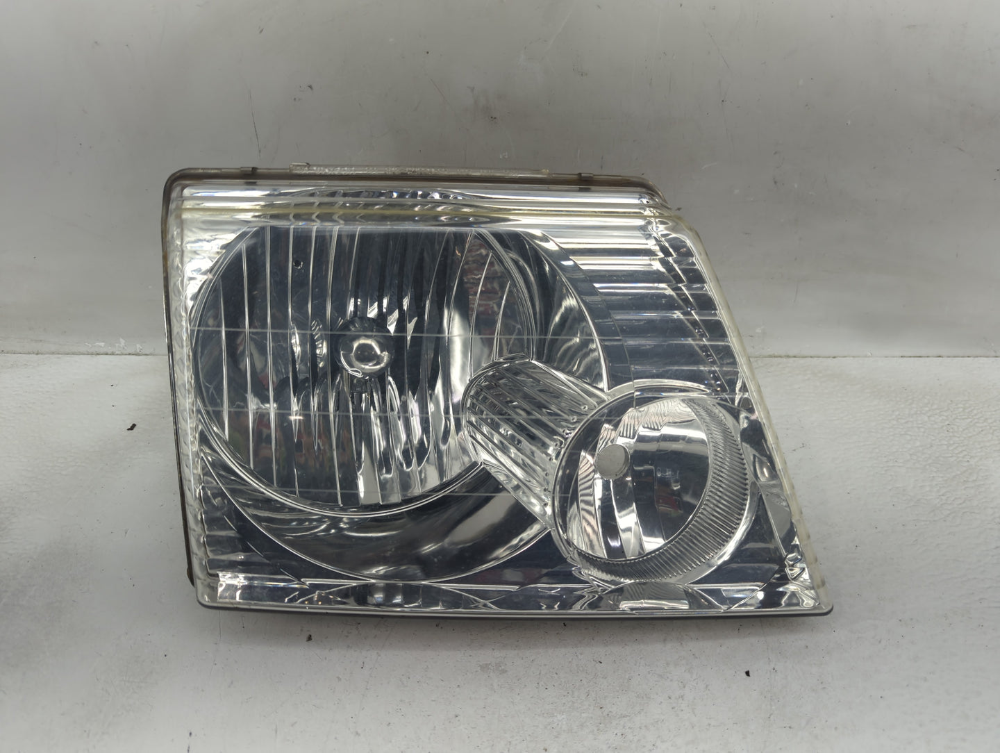 2002-2005 Ford Explorer Passenger Right Oem Head Light Headlight Lamp - Oemusedautoparts1.com