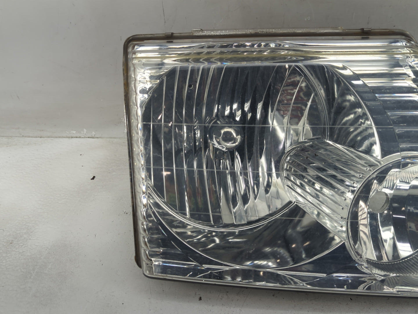 2002-2005 Ford Explorer Passenger Right Oem Head Light Headlight Lamp - Oemusedautoparts1.com
