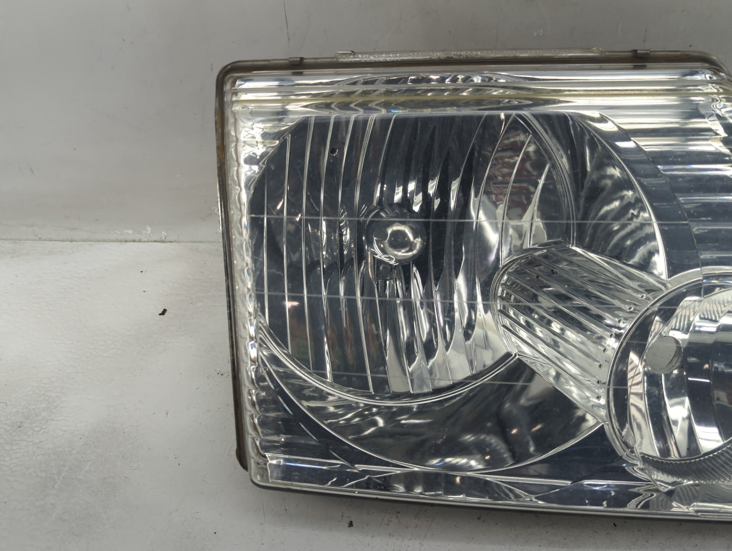 2002-2005 Ford Explorer Passenger Right Oem Head Light Headlight Lamp - Oemusedautoparts1.com