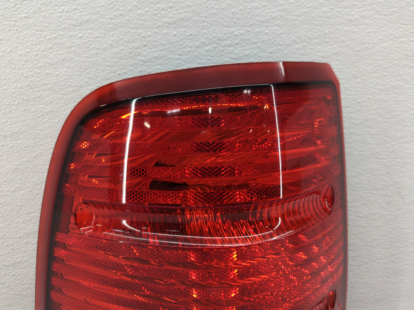 2002-2005 Ford Explorer Tail Light Assembly Driver Left OEM P/N:1L2X-13B505-B Fits Fits 2002 2003 2004 2005 OEM Used Auto Pa