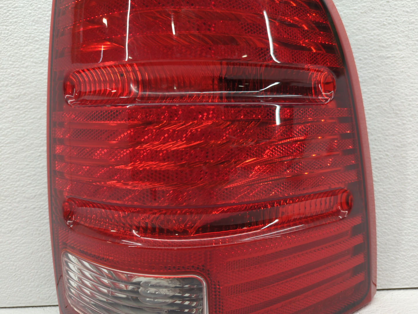 2001-2005 Ford Explorer Tail Light Assembly Passenger Right OEM P/N:1L54-13B504-A FR304-U000R Fits Fits 2001 2002 2003 2004 