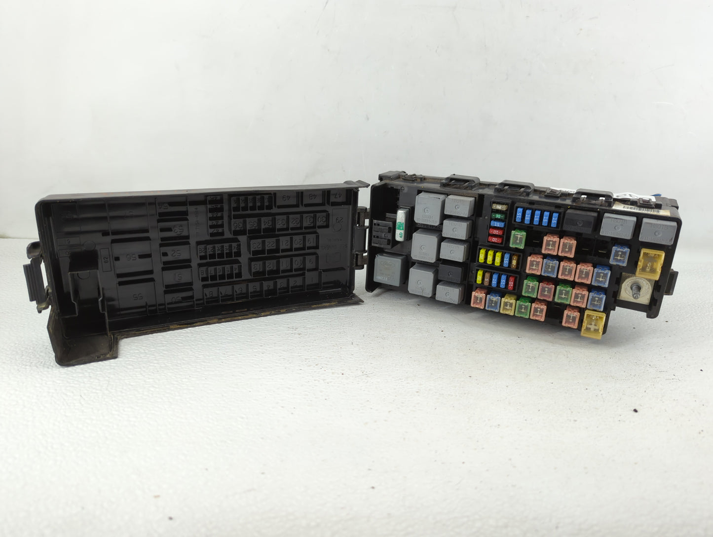 2002-2010 Ford Explorer Fusebox Fuse Box Panel Relay Module P/N:5L2T-14398-CF 2L5T-14A075-AA Fits OEM Used Auto Parts - Oemu