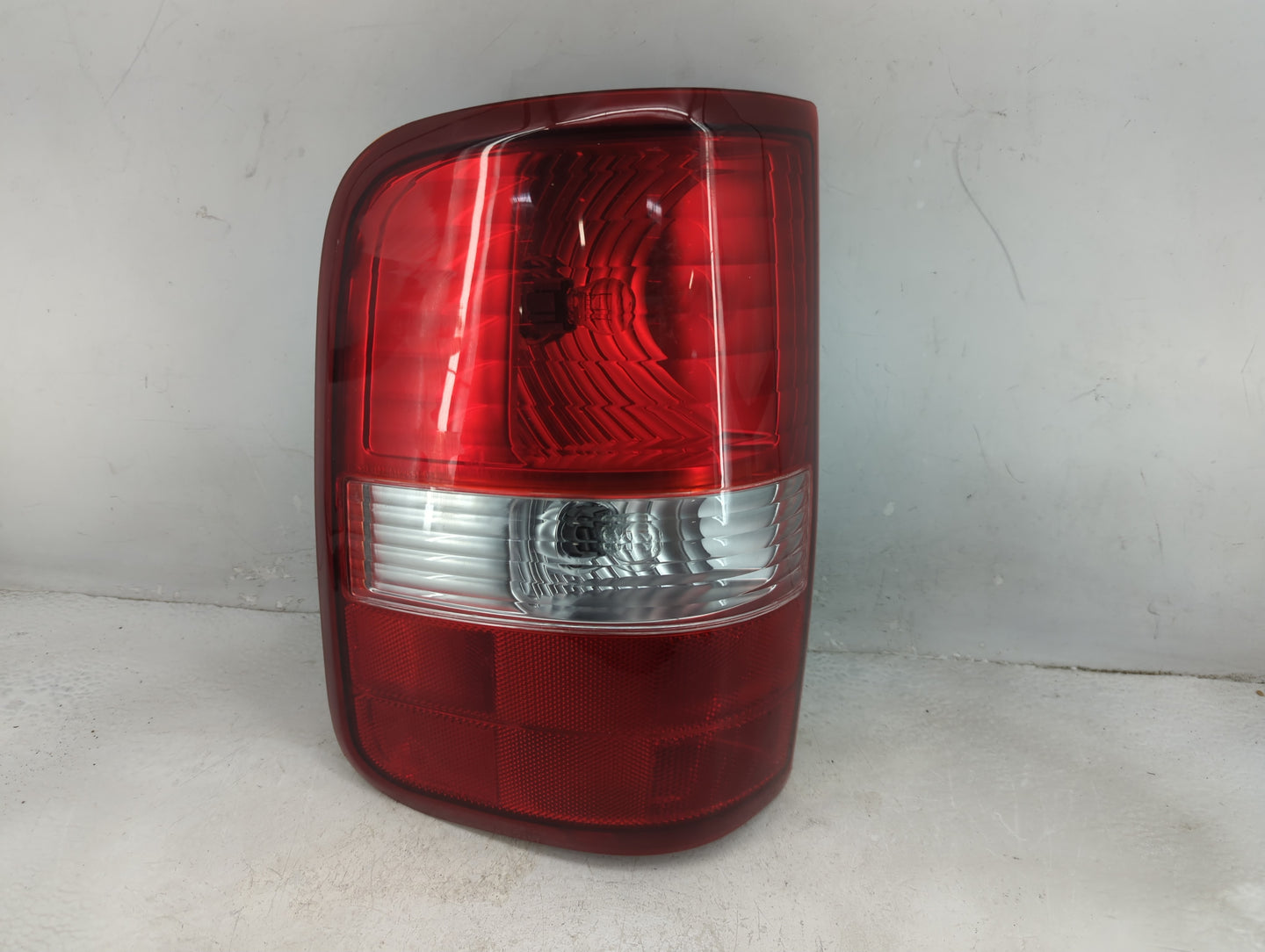 2004-2009 Ford F-150 Tail Light Assembly Driver Left OEM P/N:FR391-U000L Fits Fits 2004 2005 2006 2007 2008 2009 OEM Used Au