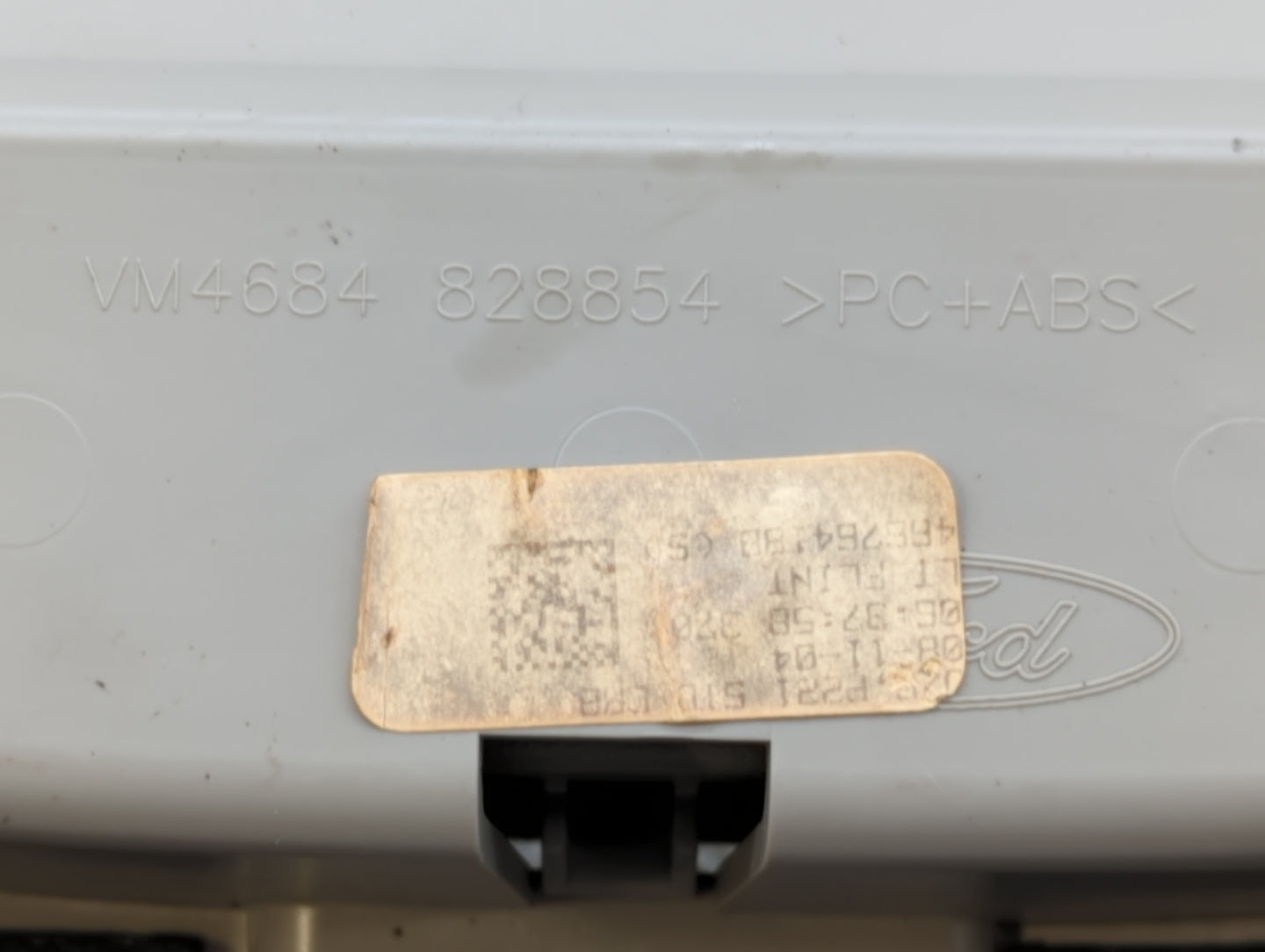 2004 Ford F-150 Center Floor Console P/N:VM2431 828836 VM4676 828841 Fits OEM Used Auto Parts - Oemusedautoparts1.com