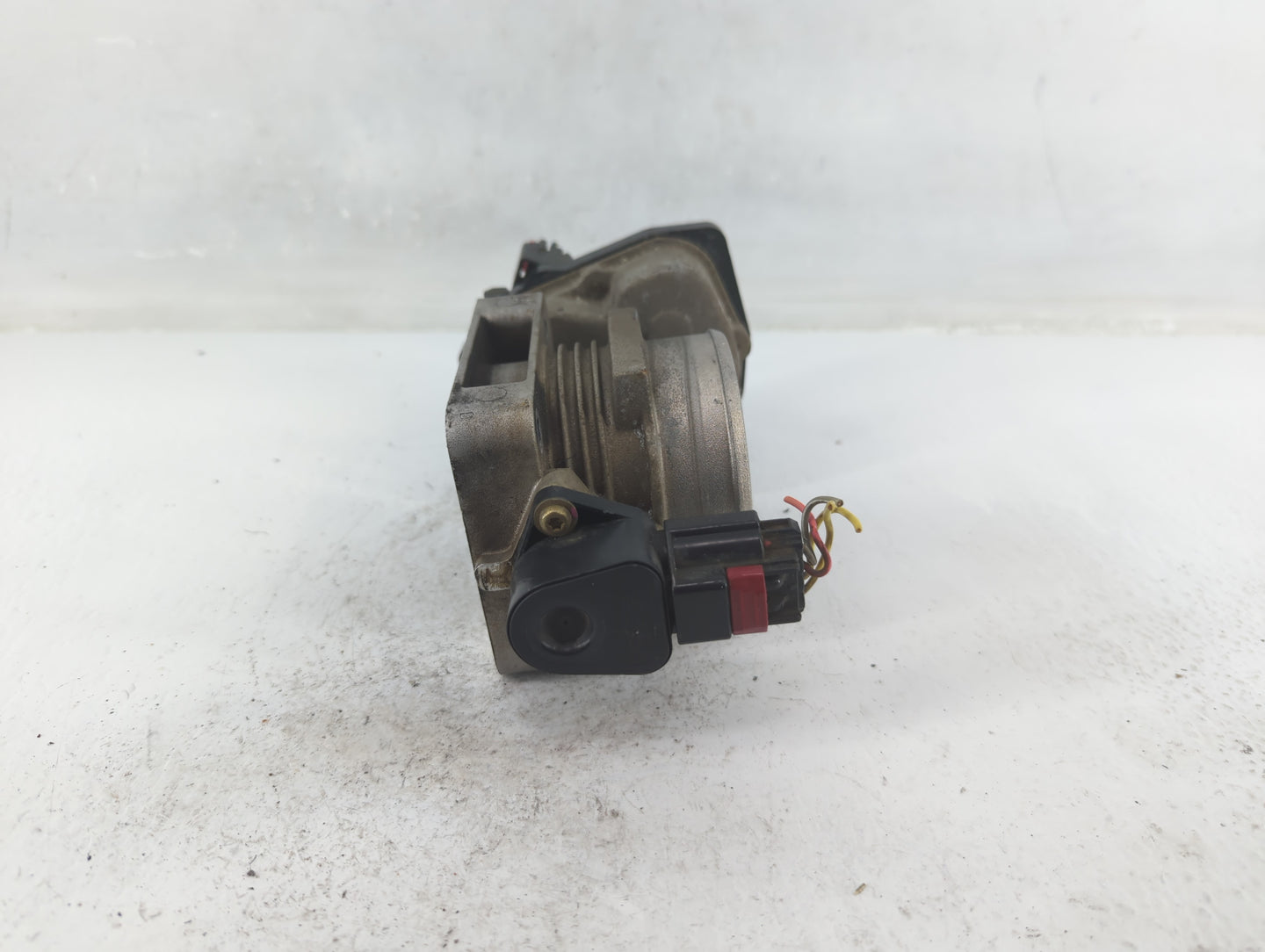 2000-2004 Ford F-150 Throttle Body P/N:103003 2 0065099, 3L5E-AD Fits Fits 2000 2001 2002 2003 2004 OEM Used Auto Parts - Oe