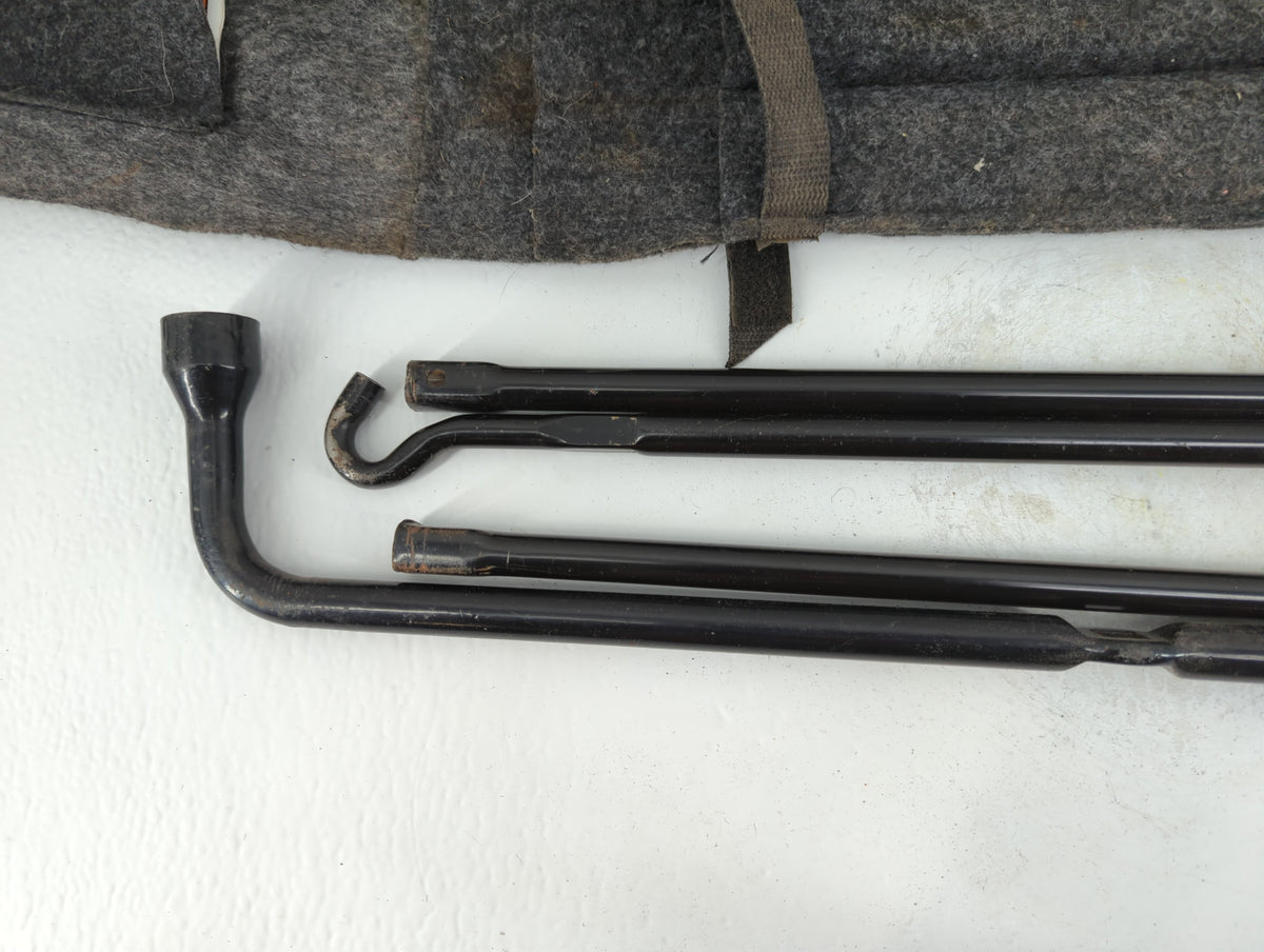 2004 Ford F-150 Spare Scissor Car Jack - Oemusedautoparts1.com