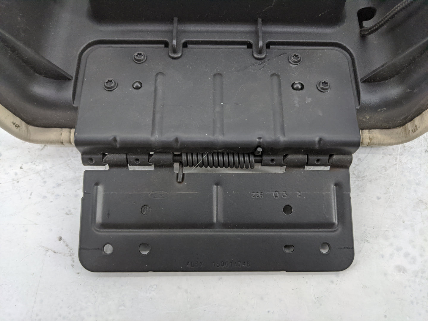 2004 Ford F150 Center Console Armrest Cover Lid P/N:4L3X 15061748 Fits OEM Used Auto Parts - Oemusedautoparts1.com