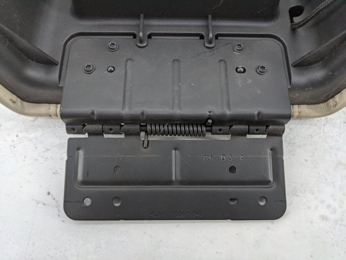 2004 Ford F150 Center Console Armrest Cover Lid P/N:4L3X 15061748 Fits OEM Used Auto Parts - Oemusedautoparts1.com