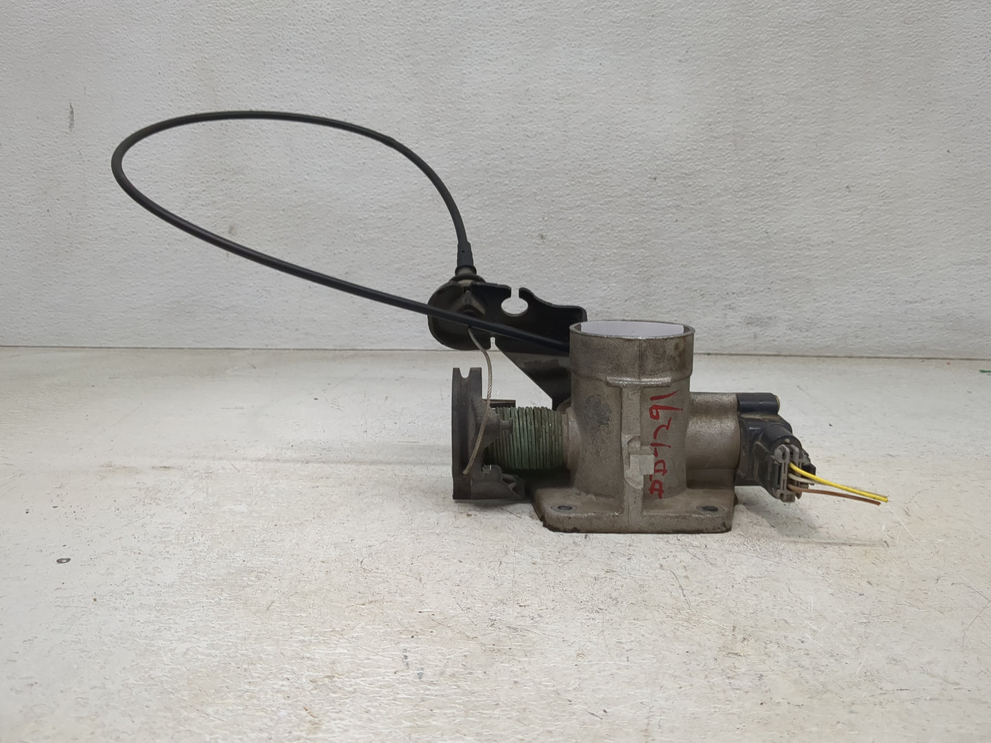 2000-2004 Ford Focus Throttle Body P/N:YS4U-AE Fits Fits 2000 2001 2002 2003 2004 OEM Used Auto Parts - Oemusedautoparts1.co
