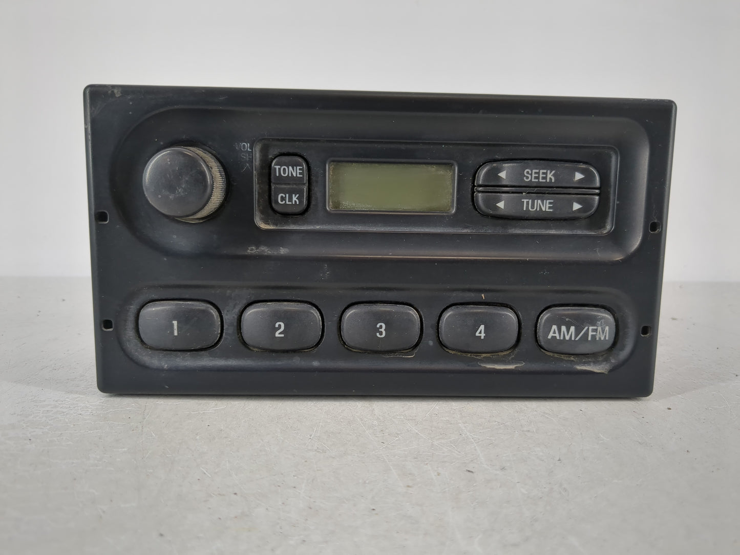 2004 Ford Ford F350sd Pickup Radio AM FM Cd Player Receiver Replacement P/N:3L5T-18K810-AA Fits OEM Used Auto Parts - Oemuse