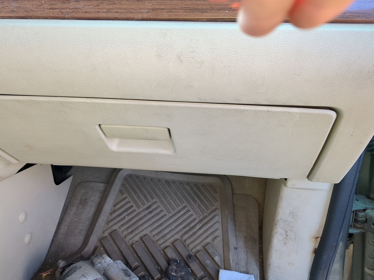 2004 Ford Freestar Passenger Glove Box Door Storage Compartment - Oemusedautoparts1.com