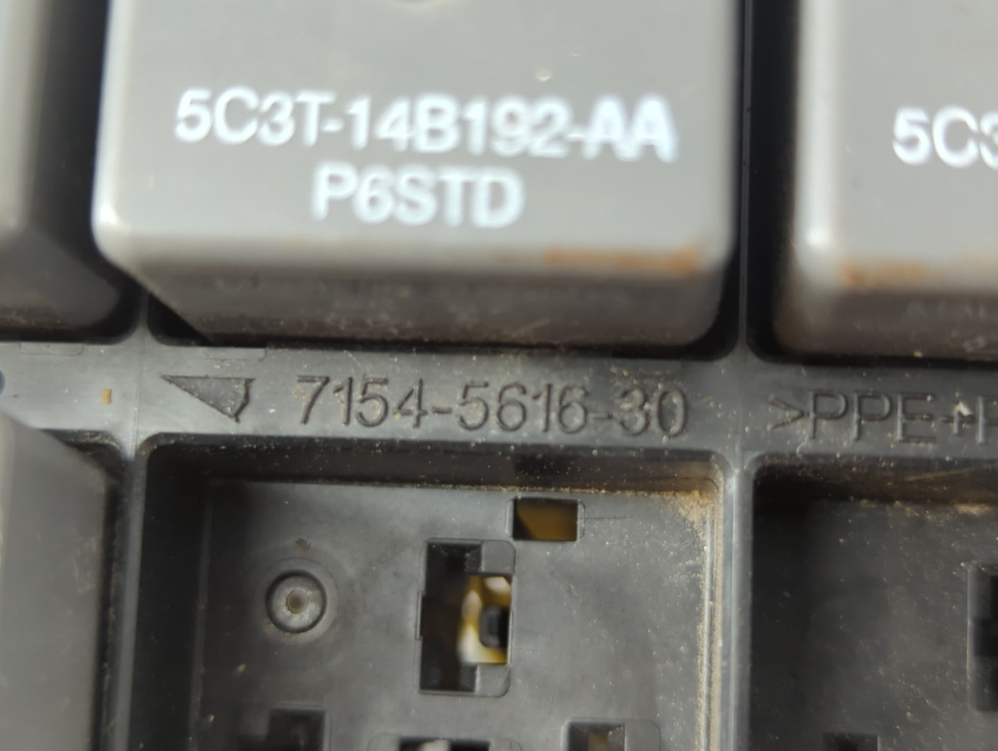 2004 Ford Freestyle Fusebox Fuse Box Panel Relay Module P/N:7154-5616-30 5C3T-14B192-AA Fits OEM Used Auto Parts - Oemusedau