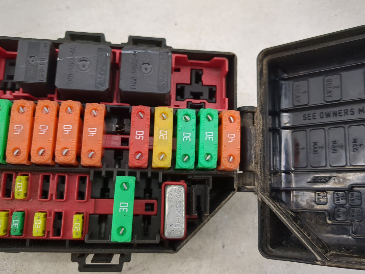 2003-2004 Ford Mustang Fusebox Fuse Box Panel Relay Module P/N:F8ZB-14A003-C F87B-14B192-AA, F0AB-14B192-AA Fits Fits 2003 2