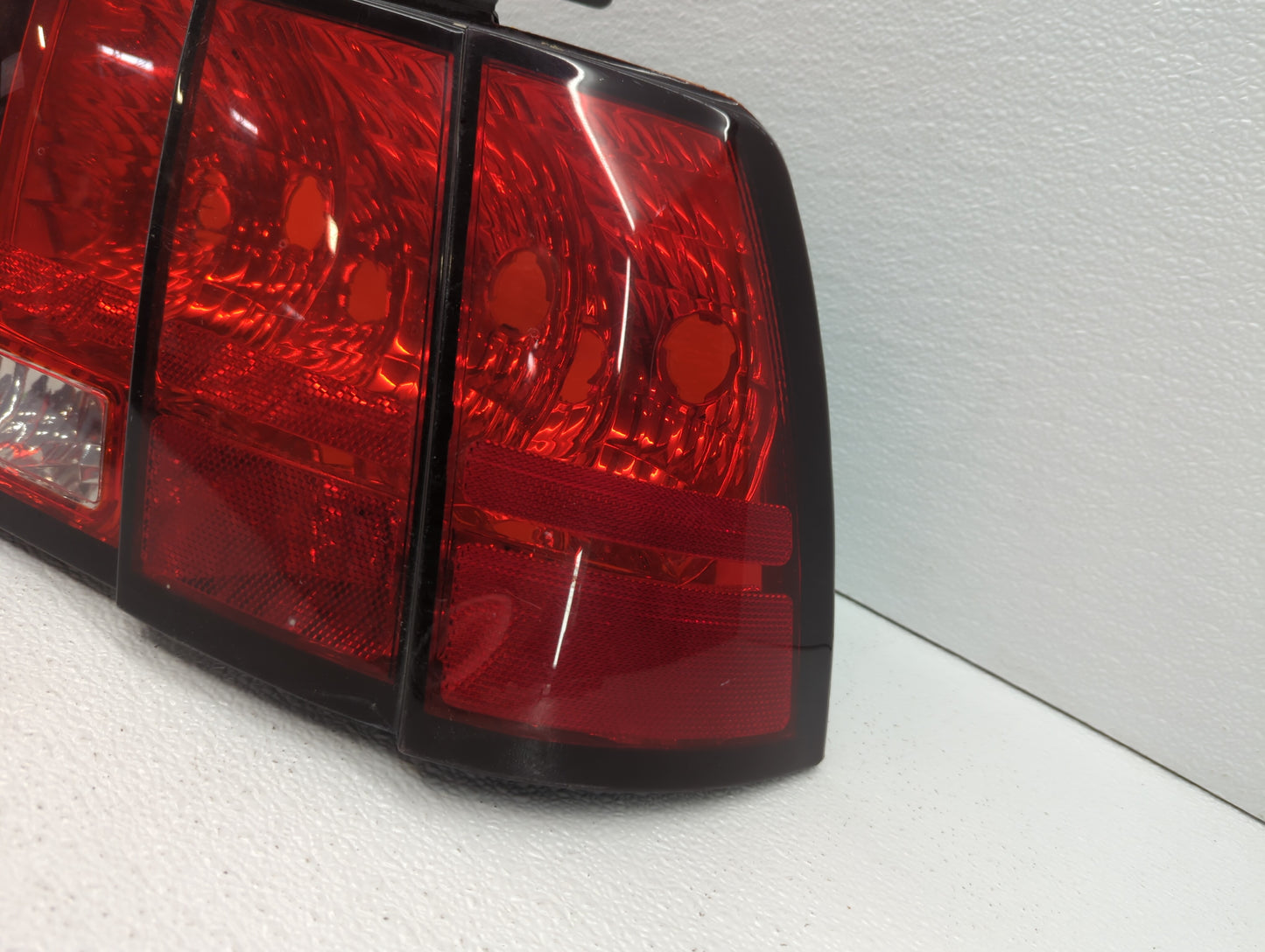 1999-2004 Ford Mustang Tail Light Assembly Passenger Right OEM P/N:XR33-13B504 331-1958R-UC Fits OEM Used Auto Parts - Oemus
