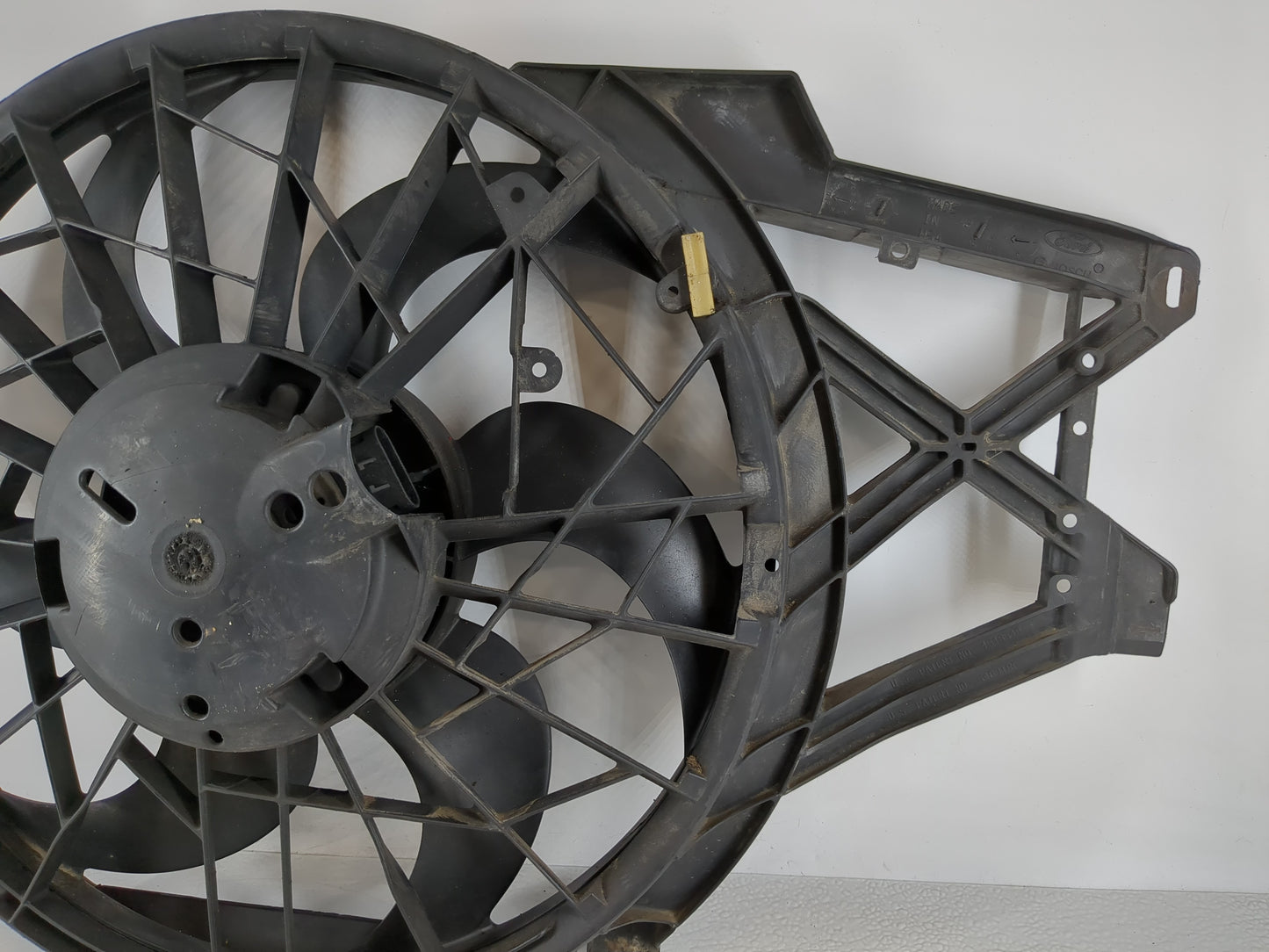 2001-2004 Ford Mustang Electric Radiator Cooling Fan Motor Assembly P/N:XR3H-8146-AA YU5A-8653-AA Fits Fits 2001 2002 2003 2