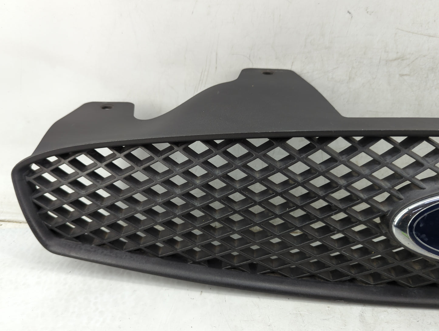 2004-2007 Ford Taurus Front Grille Bumper Not Included - Oemusedautoparts1.com