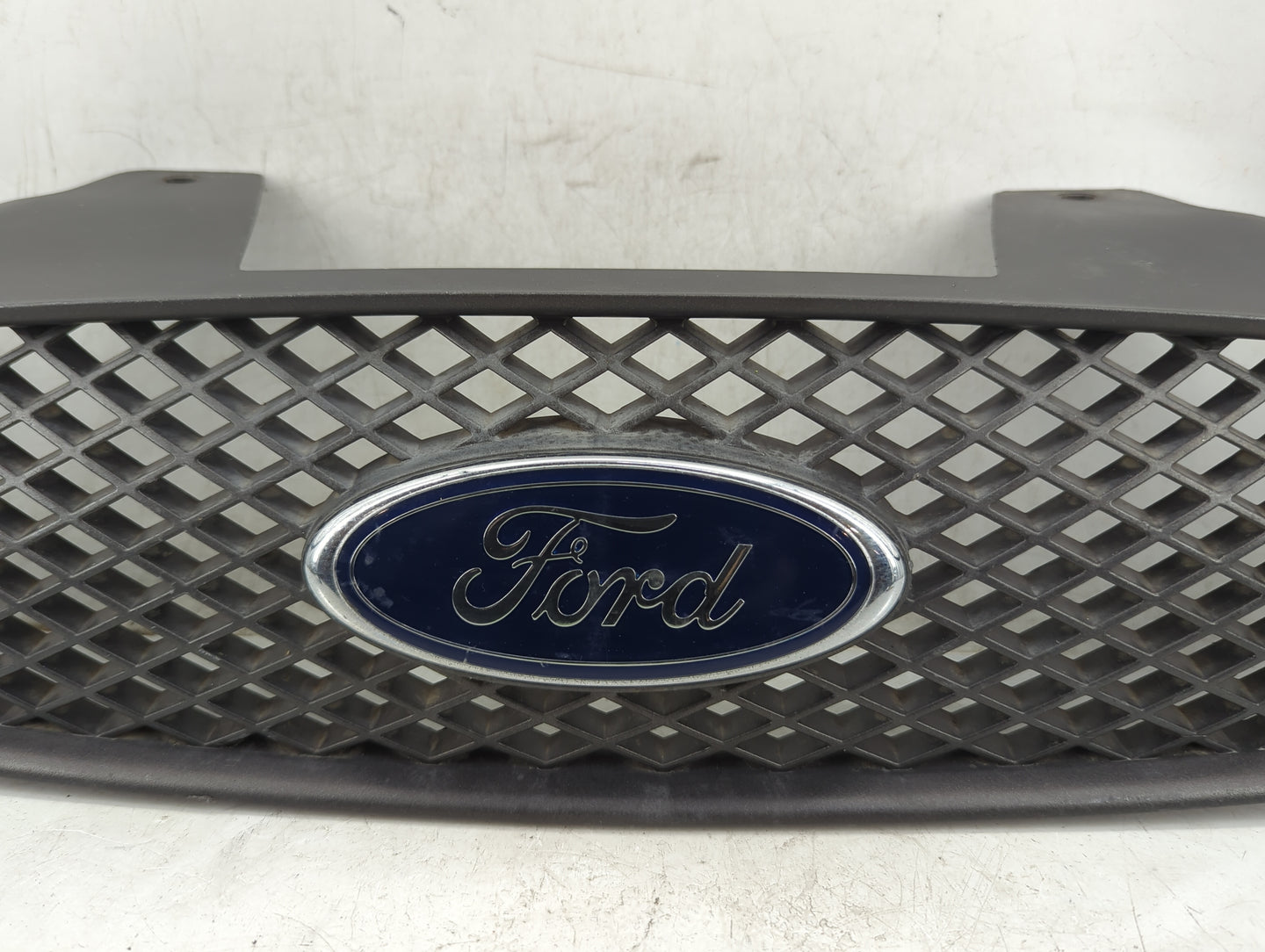 2004-2007 Ford Taurus Front Grille Bumper Not Included - Oemusedautoparts1.com