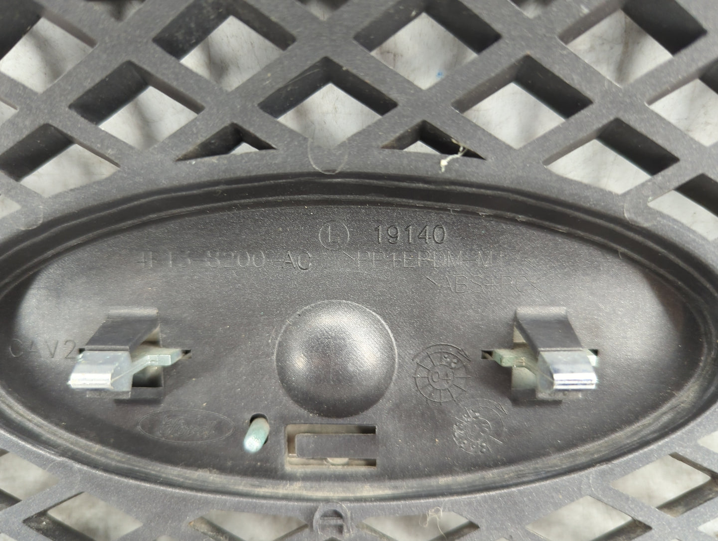 2004-2007 Ford Taurus Front Grille Bumper Not Included - Oemusedautoparts1.com