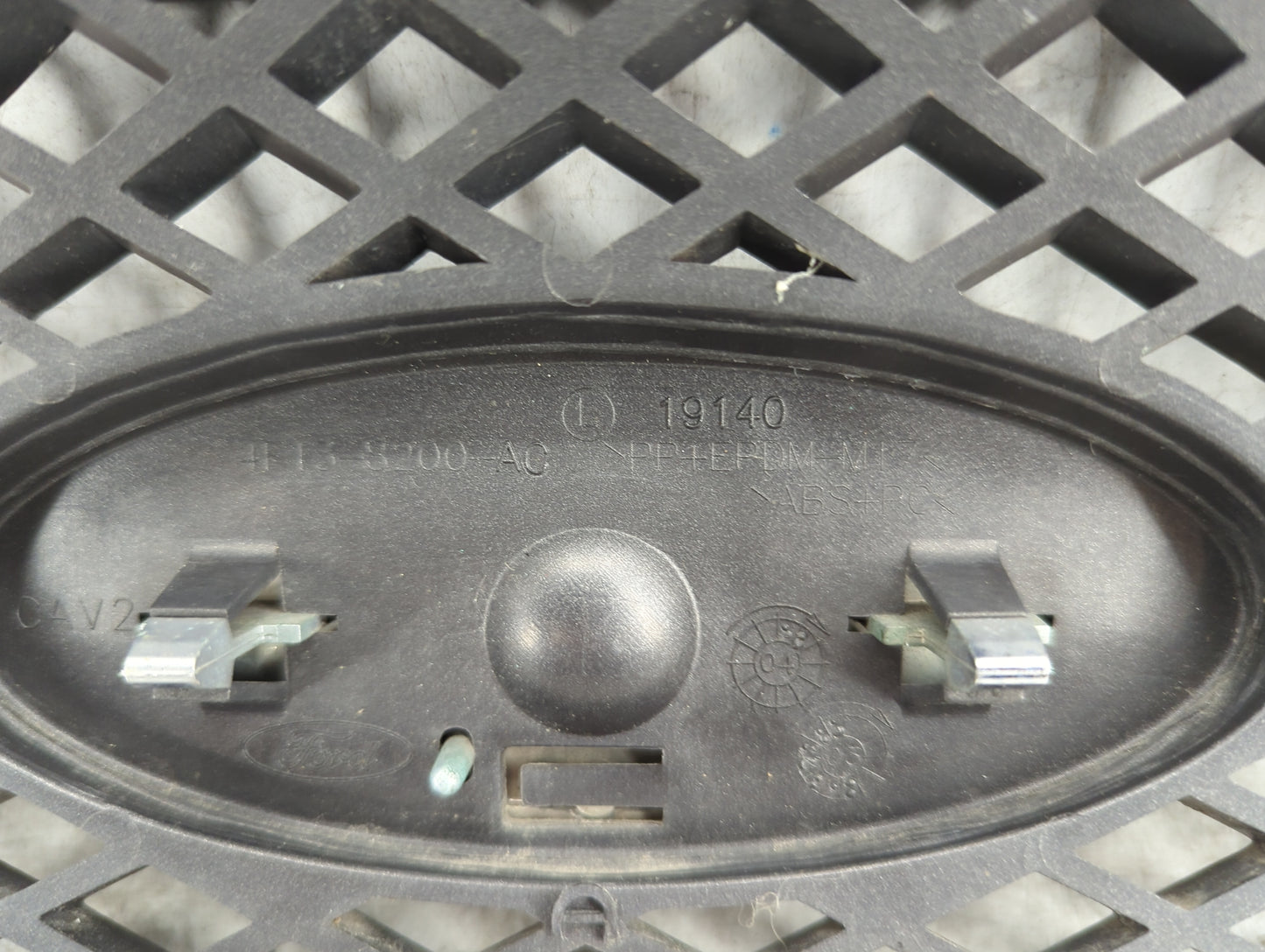 2004-2007 Ford Taurus Front Grille Bumper Not Included - Oemusedautoparts1.com