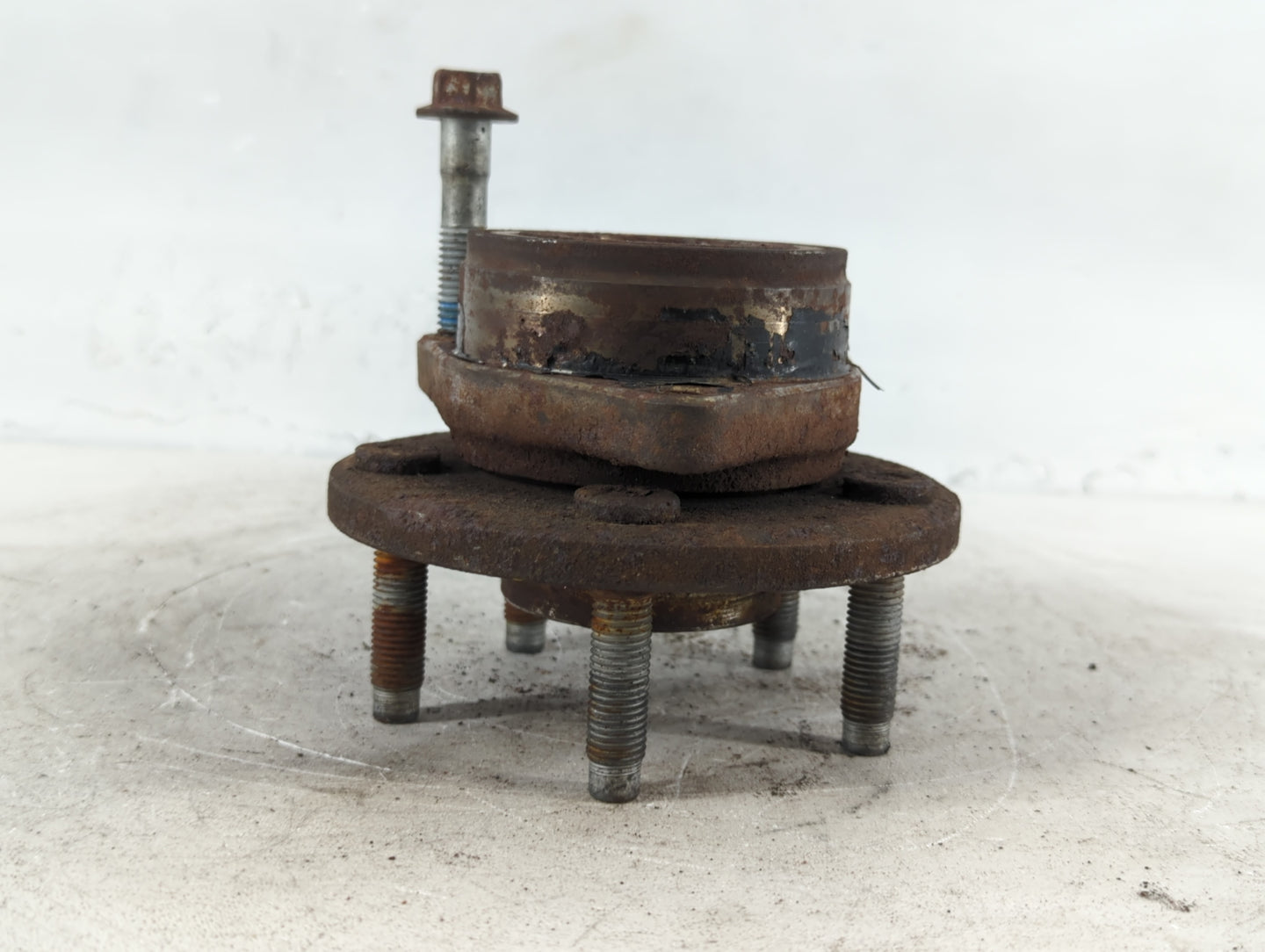 2004 Ford Taurus HUB - Oemusedautoparts1.com