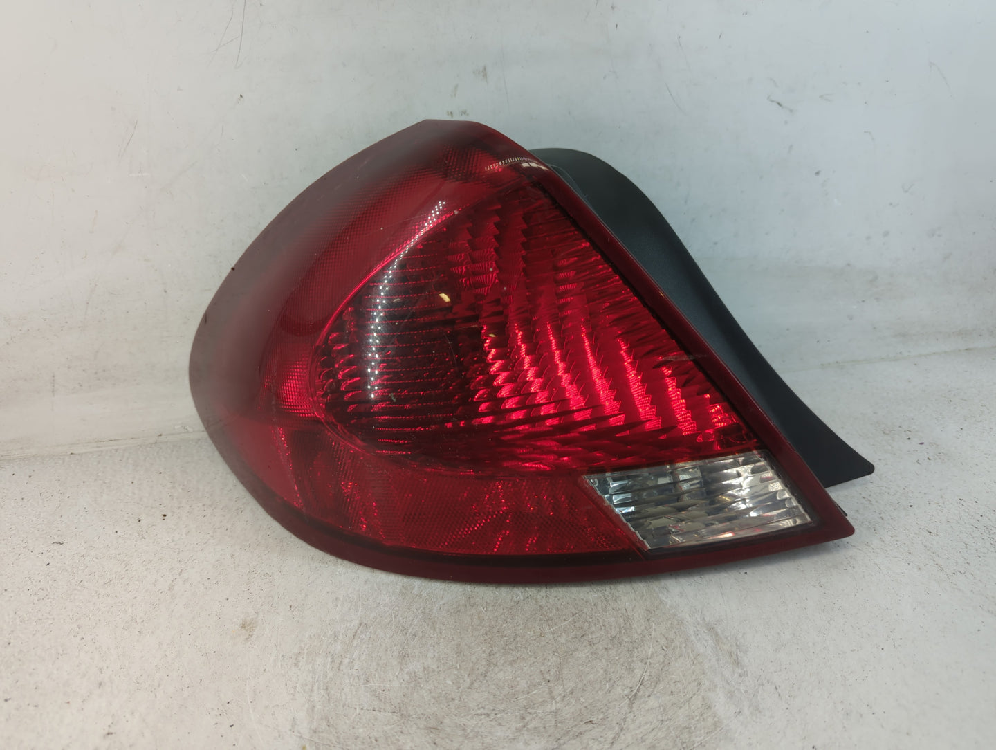 2004-2007 Ford Taurus Rear Center Lid Brake Light Tail Light P/N:ASYOYF1X-13B505-A Fits Fits 2004 2005 2006 2007 OEM Used Au