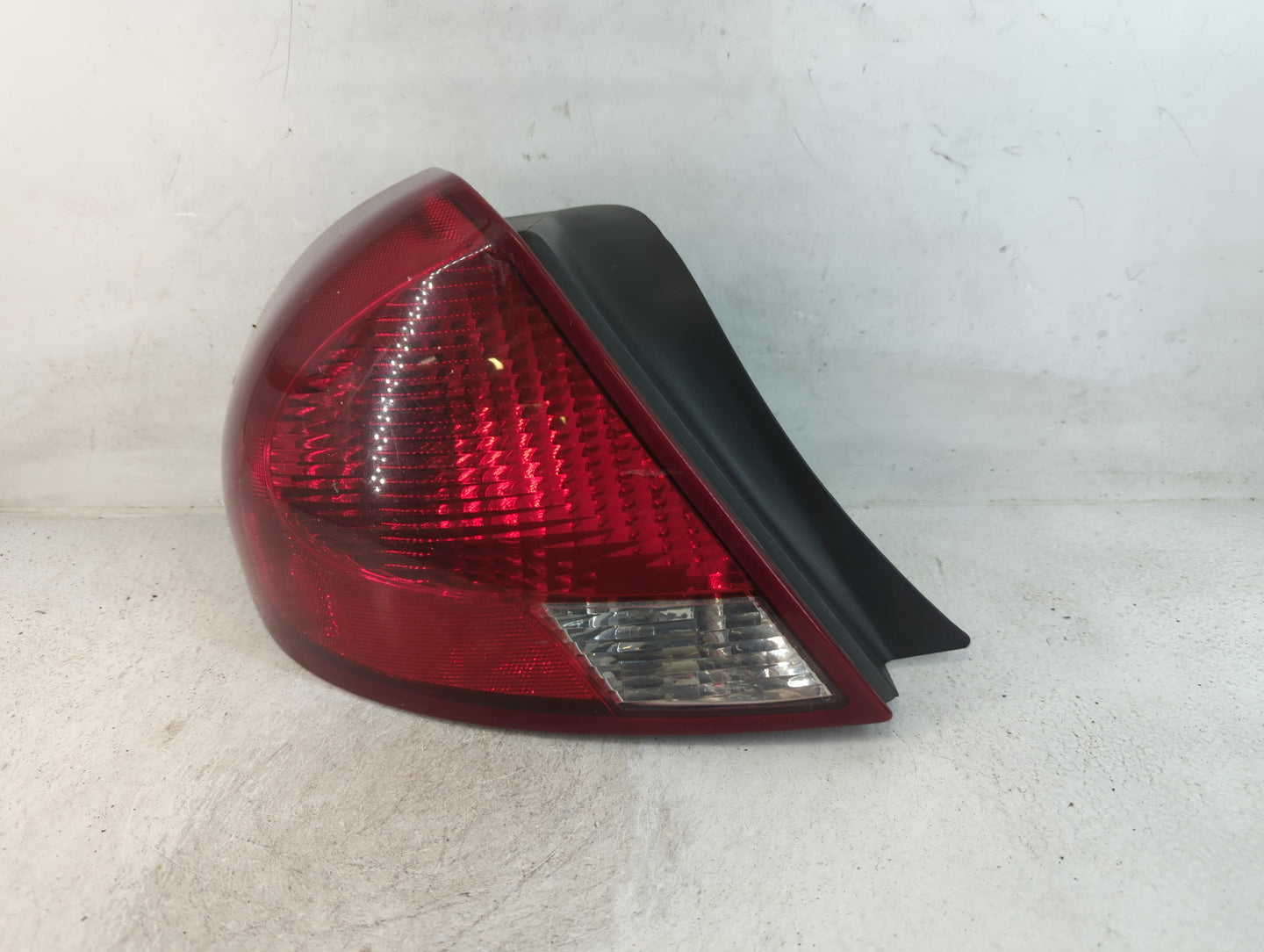 2004-2007 Ford Taurus Rear Center Lid Brake Light Tail Light P/N:ASYOYF1X-13B505-A Fits Fits 2004 2005 2006 2007 OEM Used Au