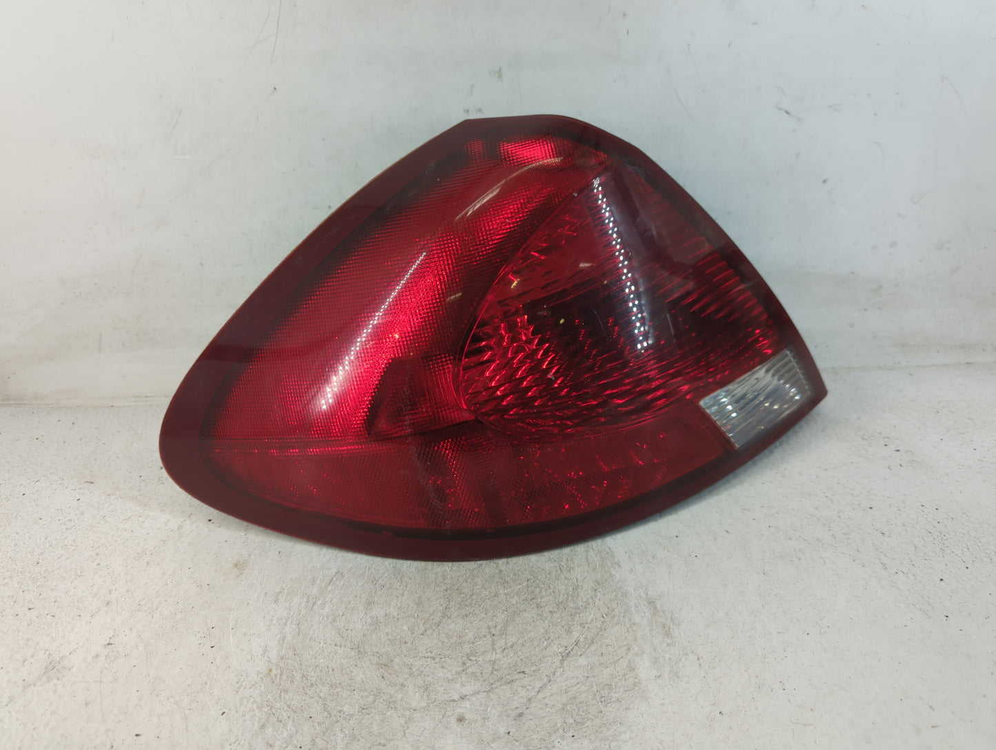 2004-2007 Ford Taurus Rear Center Lid Brake Light Tail Light P/N:ASYOYF1X-13B505-A Fits Fits 2004 2005 2006 2007 OEM Used Au