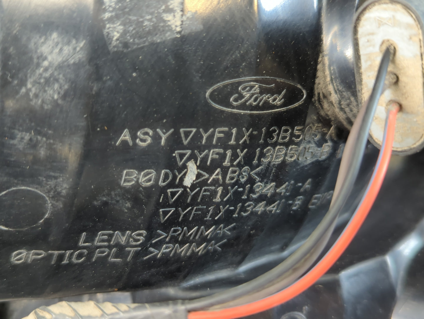2004-2007 Ford Taurus Rear Center Lid Brake Light Tail Light P/N:ASYOYF1X-13B505-A Fits Fits 2004 2005 2006 2007 OEM Used Au