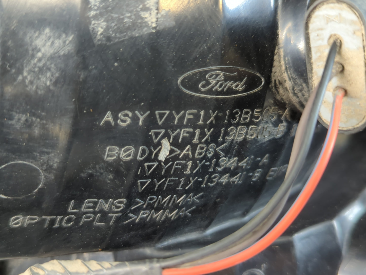 2004-2007 Ford Taurus Rear Center Lid Brake Light Tail Light P/N:ASYOYF1X-13B505-A Fits Fits 2004 2005 2006 2007 OEM Used Au