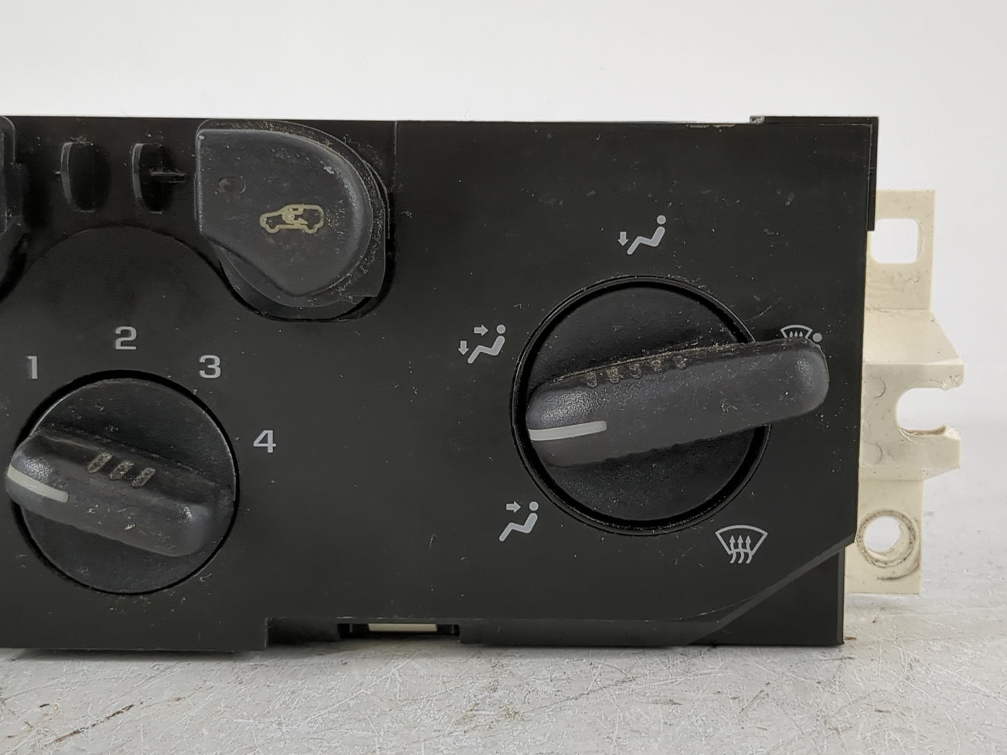 2004-2005 Gmc Canyon Climate Control Module Temperature AC/Heater Replacement P/N:15858833 Fits Fits 2004 2005 OEM Used Auto