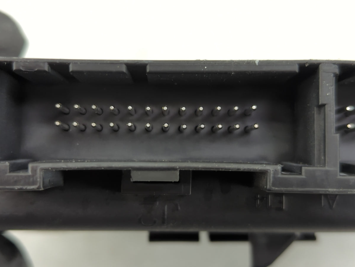 2004-2004 Gmc Envoy Body Control Module Bcm Inner Cabin Fuse Box 1121179 - Oemusedautoparts1.com
