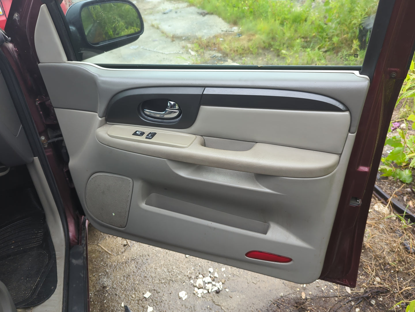 2004 Gmc Envoy Front Right Passenger Interior Door Panel Trim - Oemusedautoparts1.com