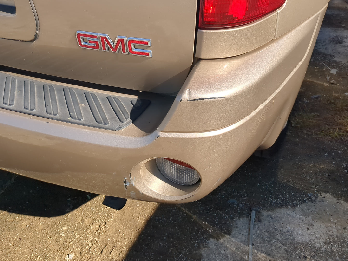 2002-2009 Gmc Envoy Rear Bumper Assembly Oem 1207760 - Oemusedautoparts1.com