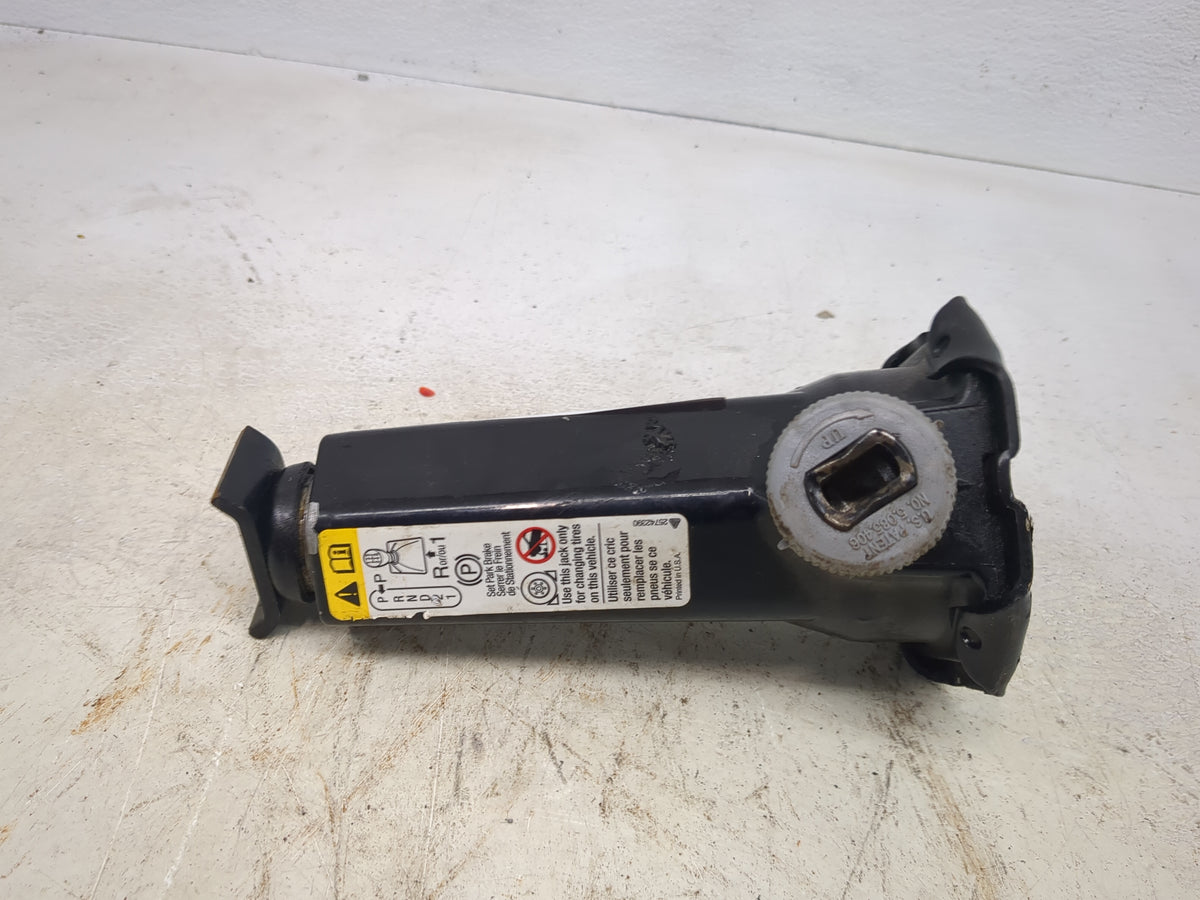2004 Gmc Envoy Spare Scissor Car Jack 1513154 - Oemusedautoparts1.com