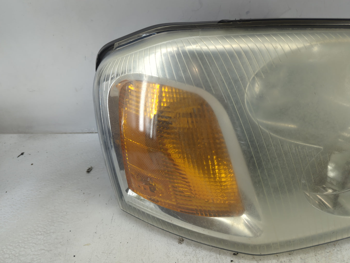 2004-2005 Gmc Envoy Xuv Driver Left Oem Head Light Headlight Lamp - Oemusedautoparts1.com