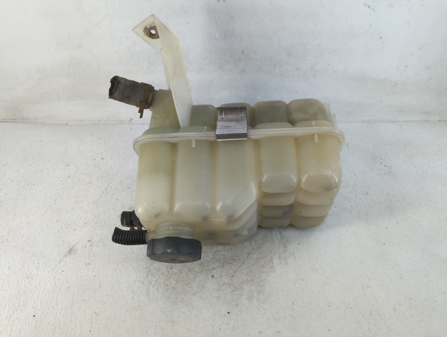 1999-2004 Gmc Sierra 1500 Radiator Coolant Overflow Expansion Tank Bottle - Oemusedautoparts1.com