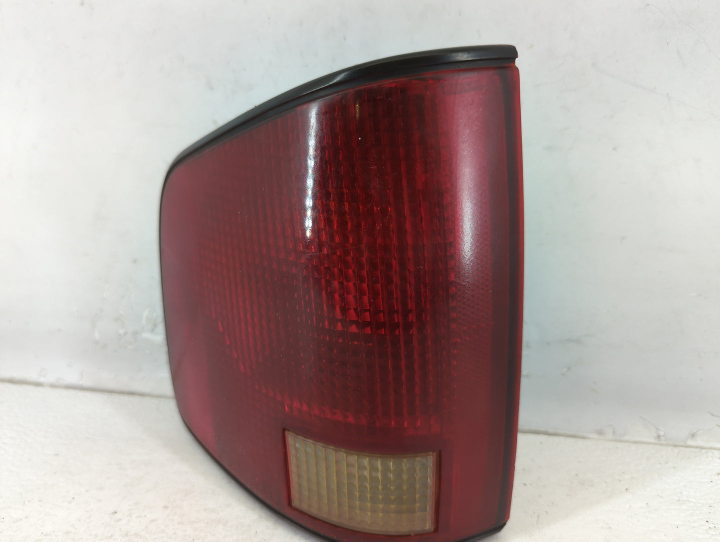 2002-2004 Gmc Sonoma Tail Light Assembly Driver Left OEM P/N:16516093 1 27 Fits Fits 2002 2003 2004 OEM Used Auto Parts - Oe