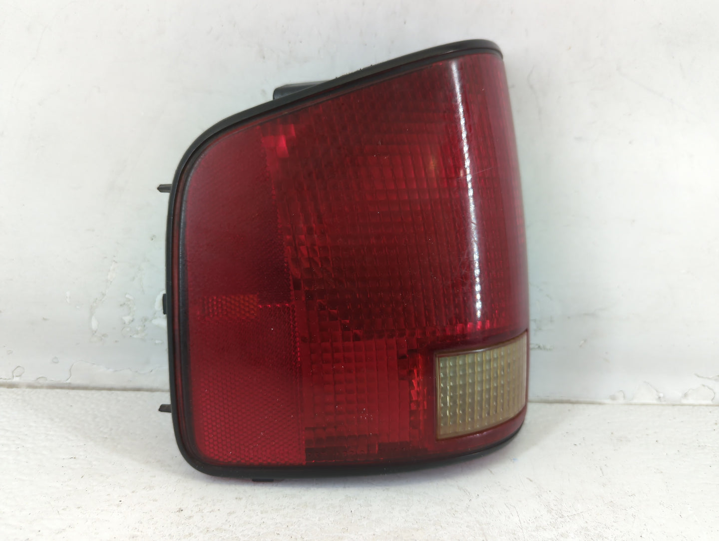2002-2004 Gmc Sonoma Tail Light Assembly Driver Left OEM P/N:16516093 1 27 Fits Fits 2002 2003 2004 OEM Used Auto Parts - Oe