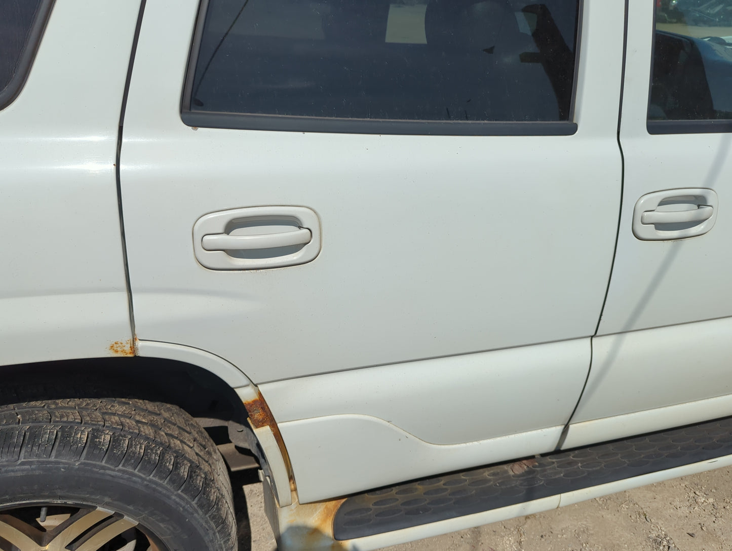 2000-2006 Gmc Yukon Passenger Rear Door Oem 1158000 - Oemusedautoparts1.com